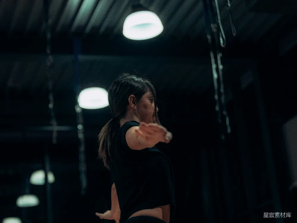 高清摄影 一个女人在昏暗的 studio 中跳舞