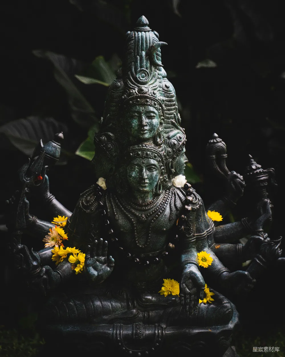高清摄影 一个戴王冠并插有花朵的人雕像