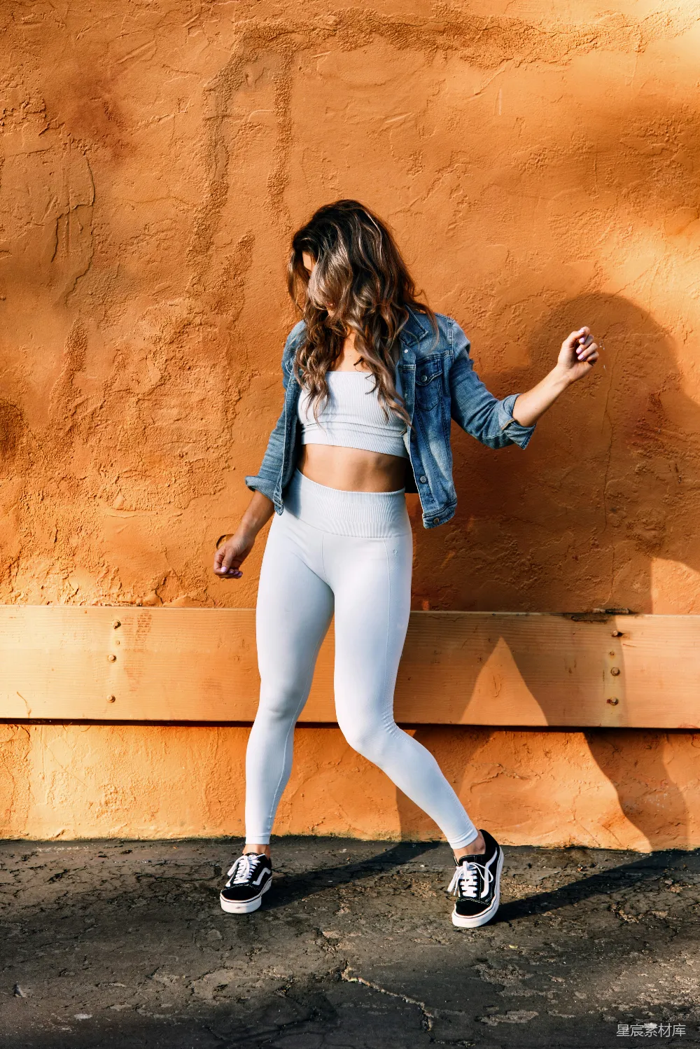 高清摄影  一个穿着白色紧身 leggings 和蓝色夹克的女人