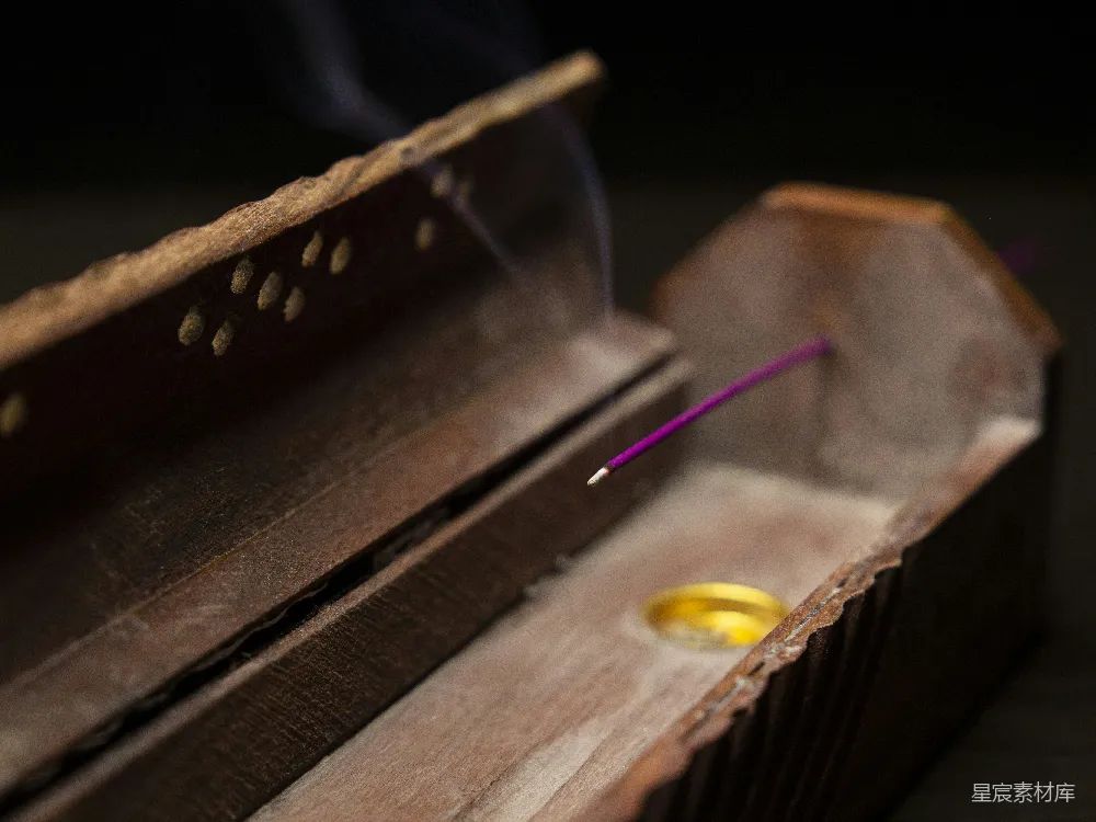 高清摄影 棕色的木制砧板上有黄色和红色的油漆刷痕
