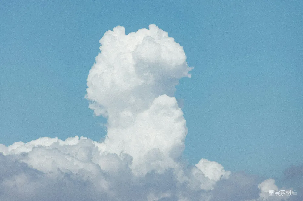 一架飞机穿行于云层密布的天空中
