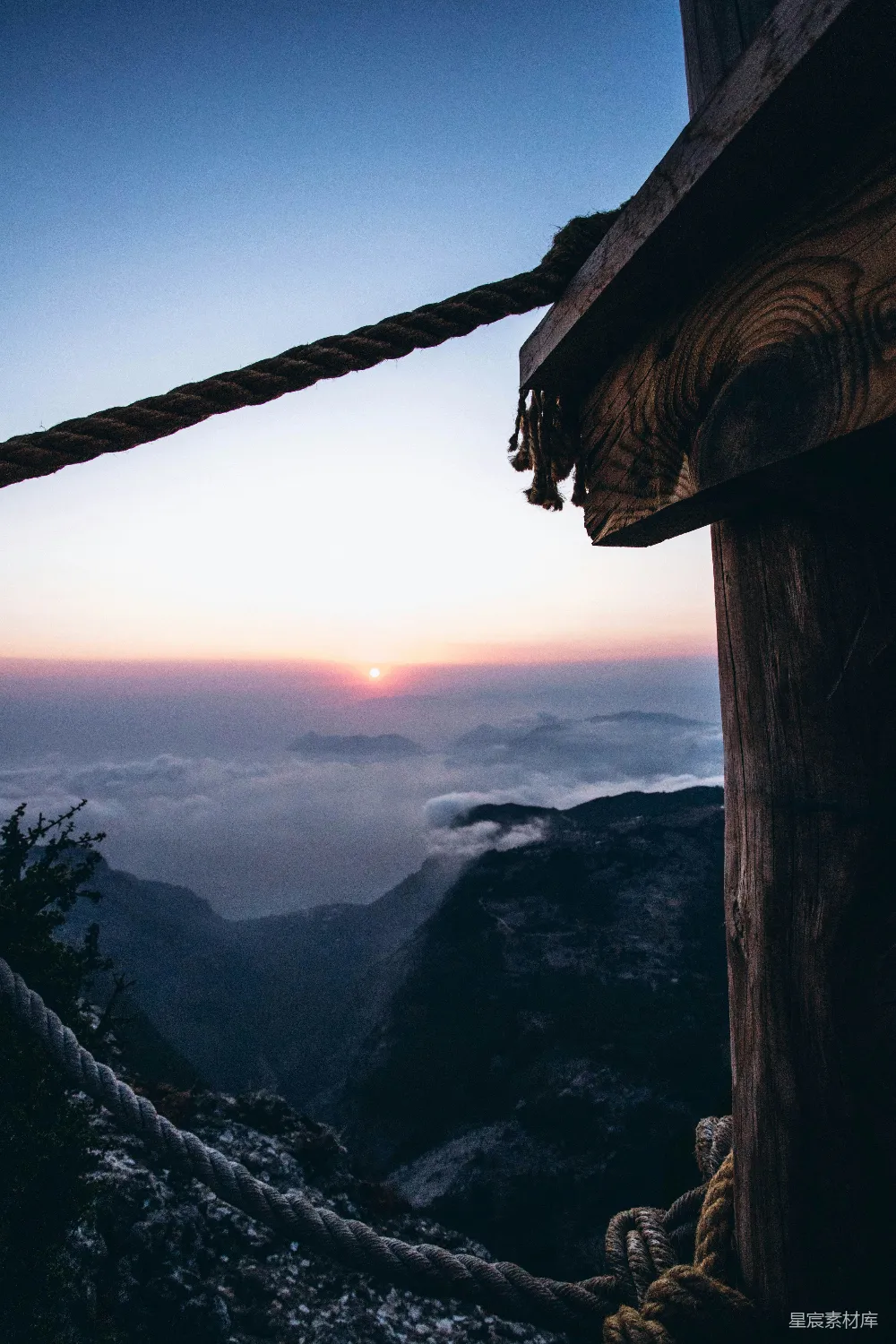 高清摄影 悬崖上挂着一条绳索的山景