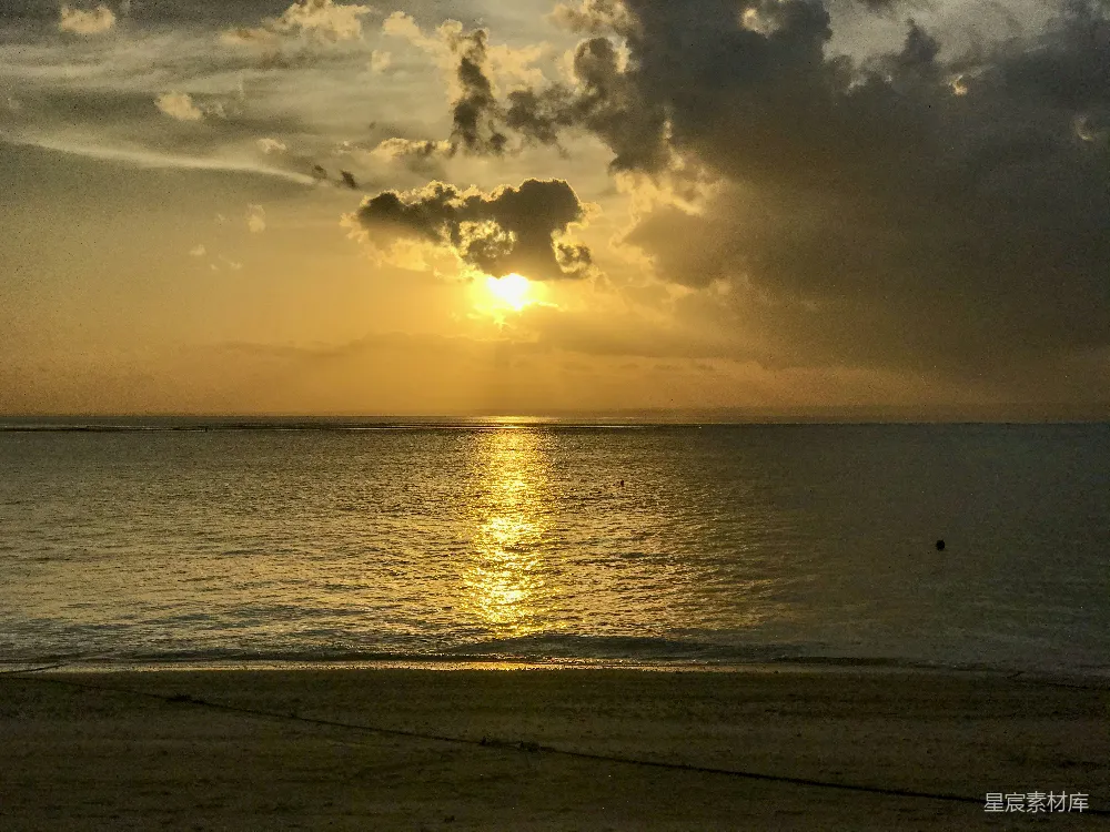 高清摄影 云遮夕阳下的水面