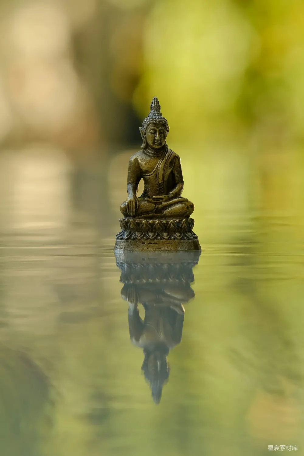 高清摄影 一尊小 Buddha 玉雕像置于水面之上