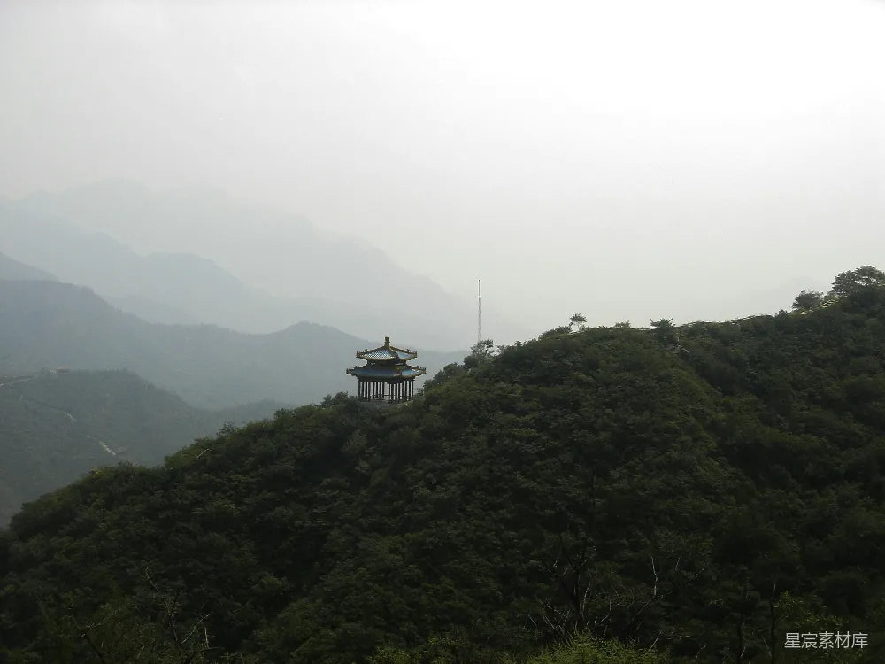 高清摄影 山巅上的黑白塔