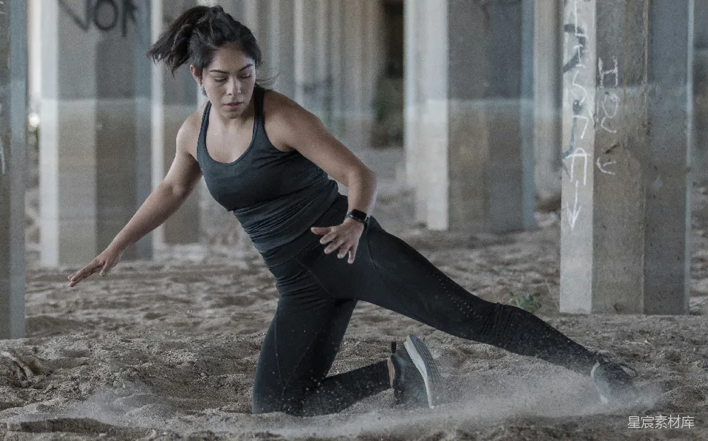 高清摄影 黑色上衣和黑色紧身 leggings 的女人正在做瑜伽