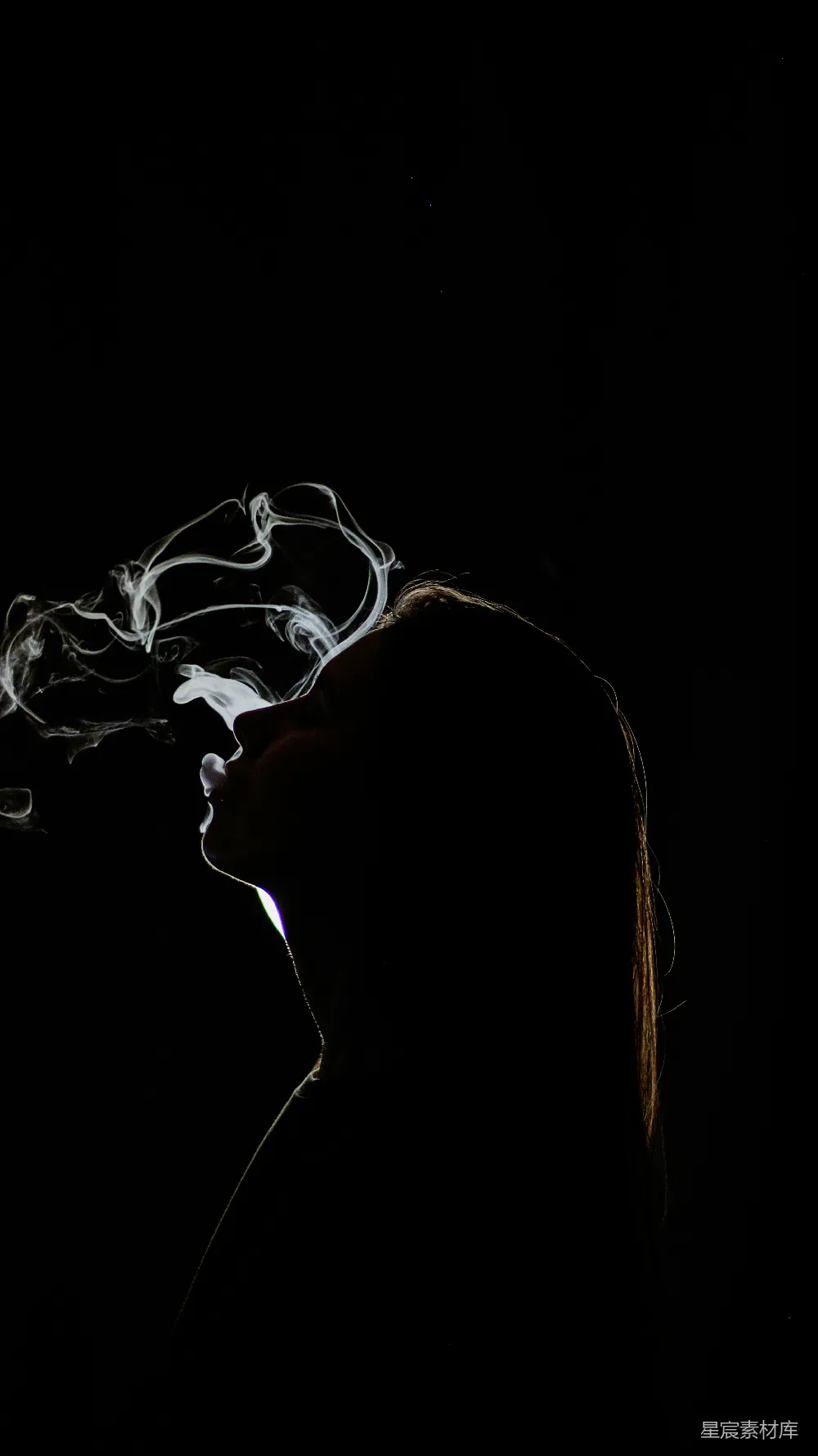高清摄影 黑背景下一位女性吐出的烟雾轮廓