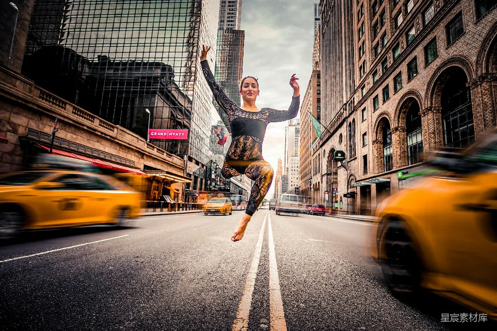 高清摄影 女人在路面上跳。