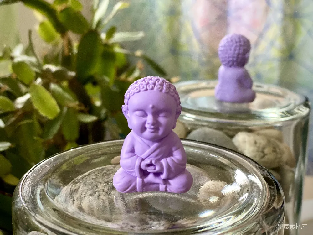 高清摄影 一尊小佛像坐在一个罐子的顶部