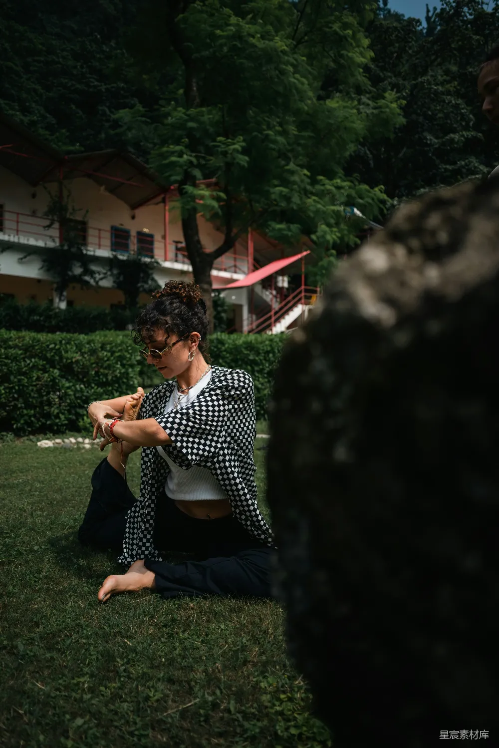 高清摄影 地上一位妇女坐在院子里。