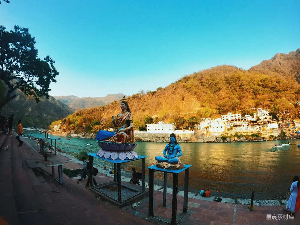 高清摄影 山环水绕的水域