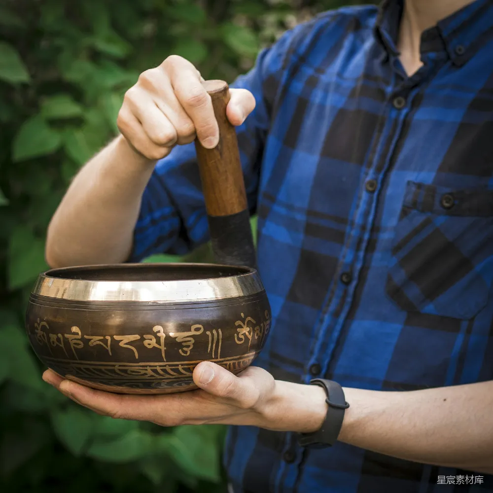 高清摄影 穿着蓝黑格子纽扣衬衫的人手持着棕色木制研钵和杵