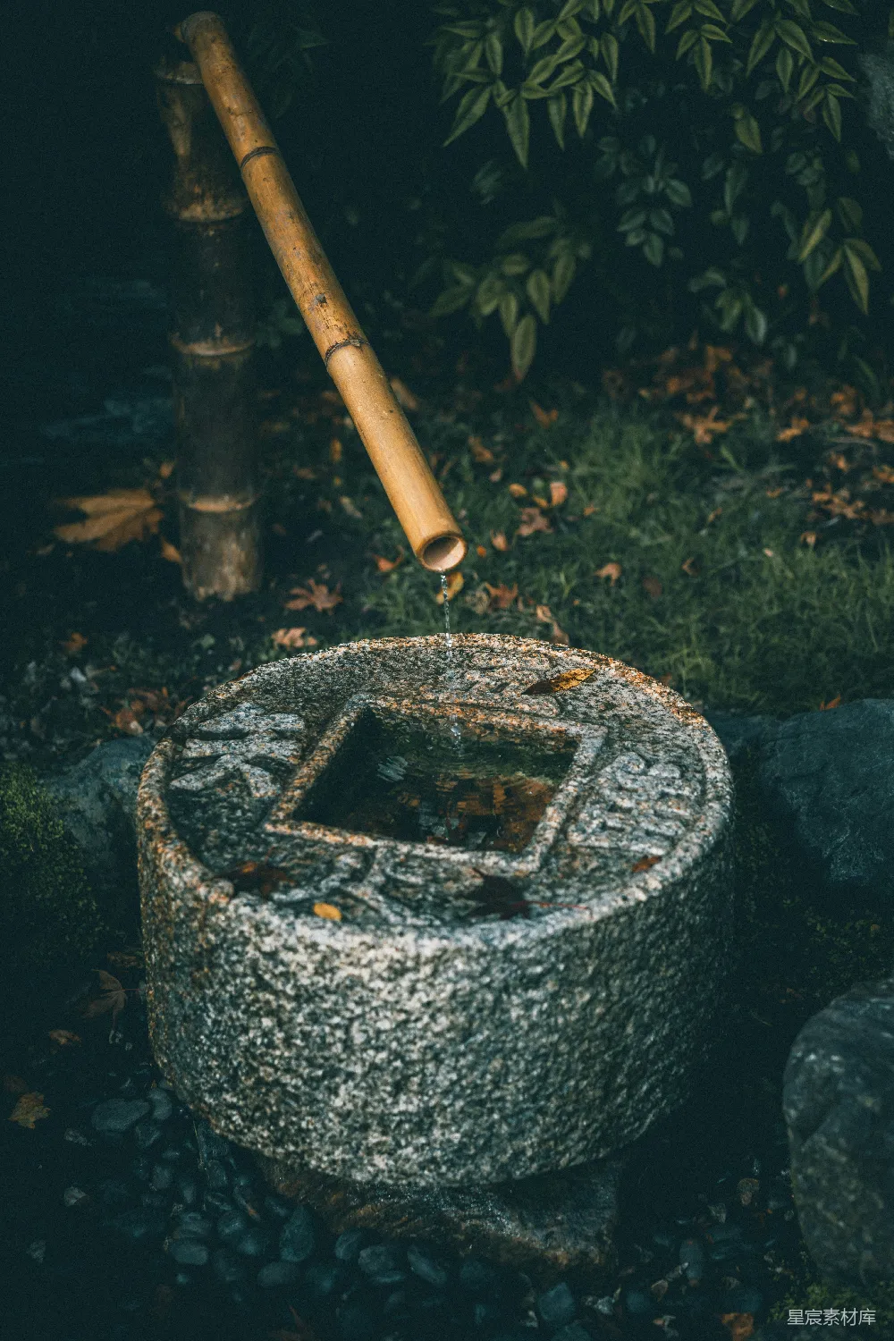 高清摄影 碗状的石头，里面有一根竹棍突出出来