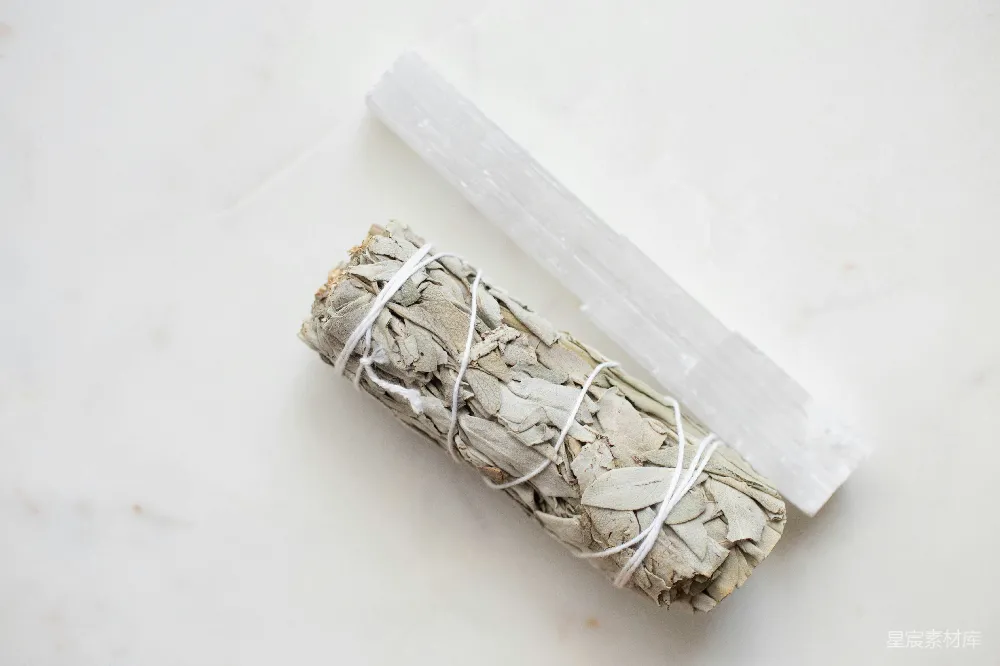 高清摄影 白色迷迭香卷放在一个柜台顶部
