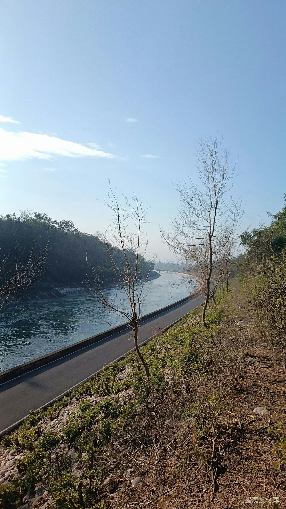高清摄影  一条傍水蜿蜒的长路