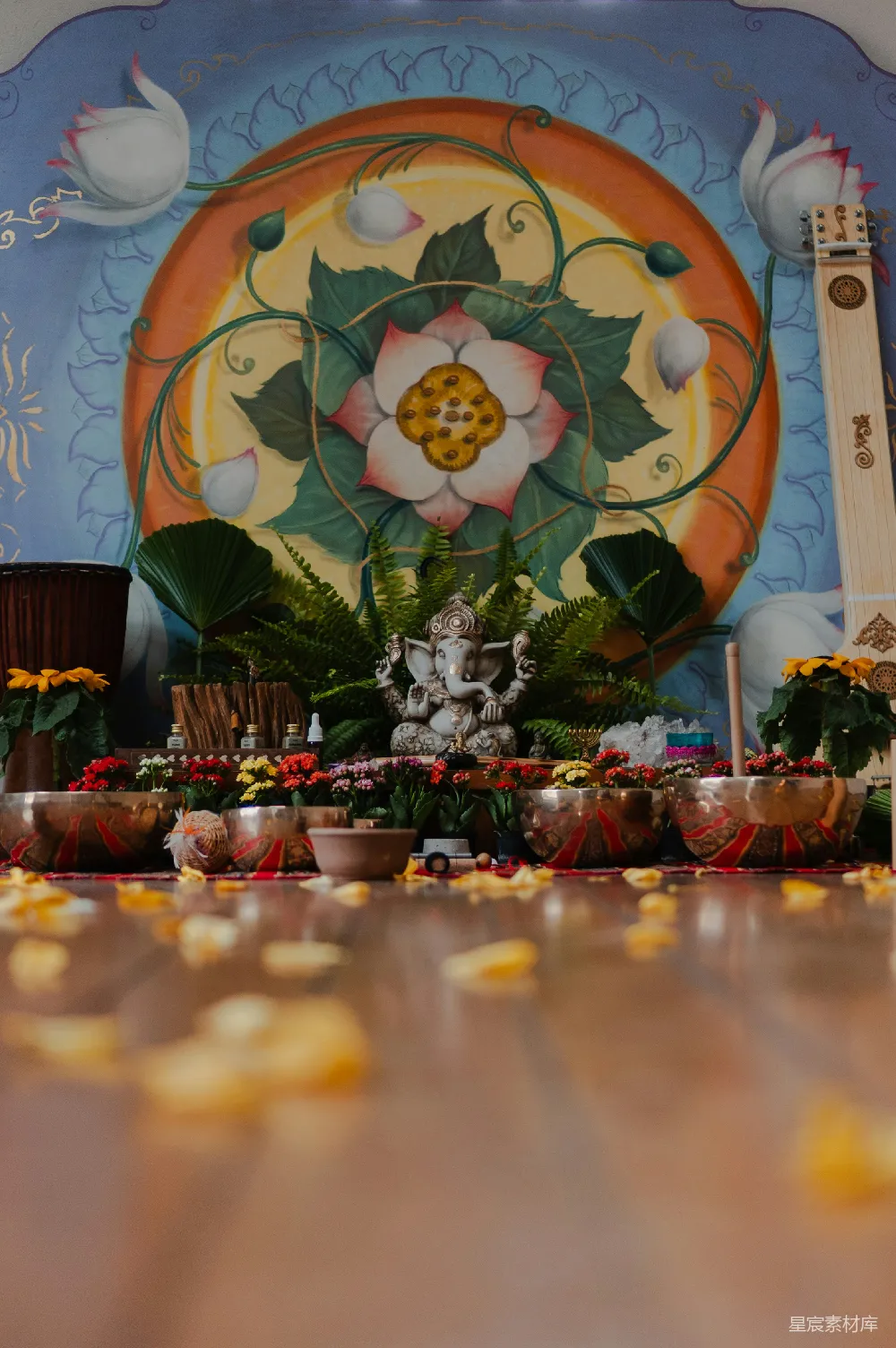 高清摄影 迦腻色伽神雕像配以唱碗和花卉装饰