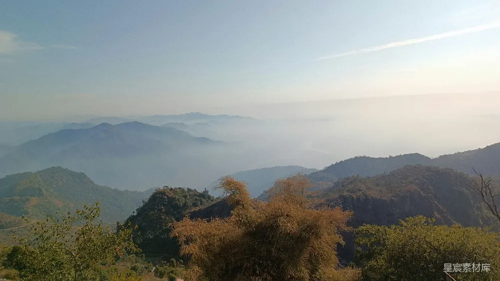 高清摄影 前景中有一片山峦的景象
