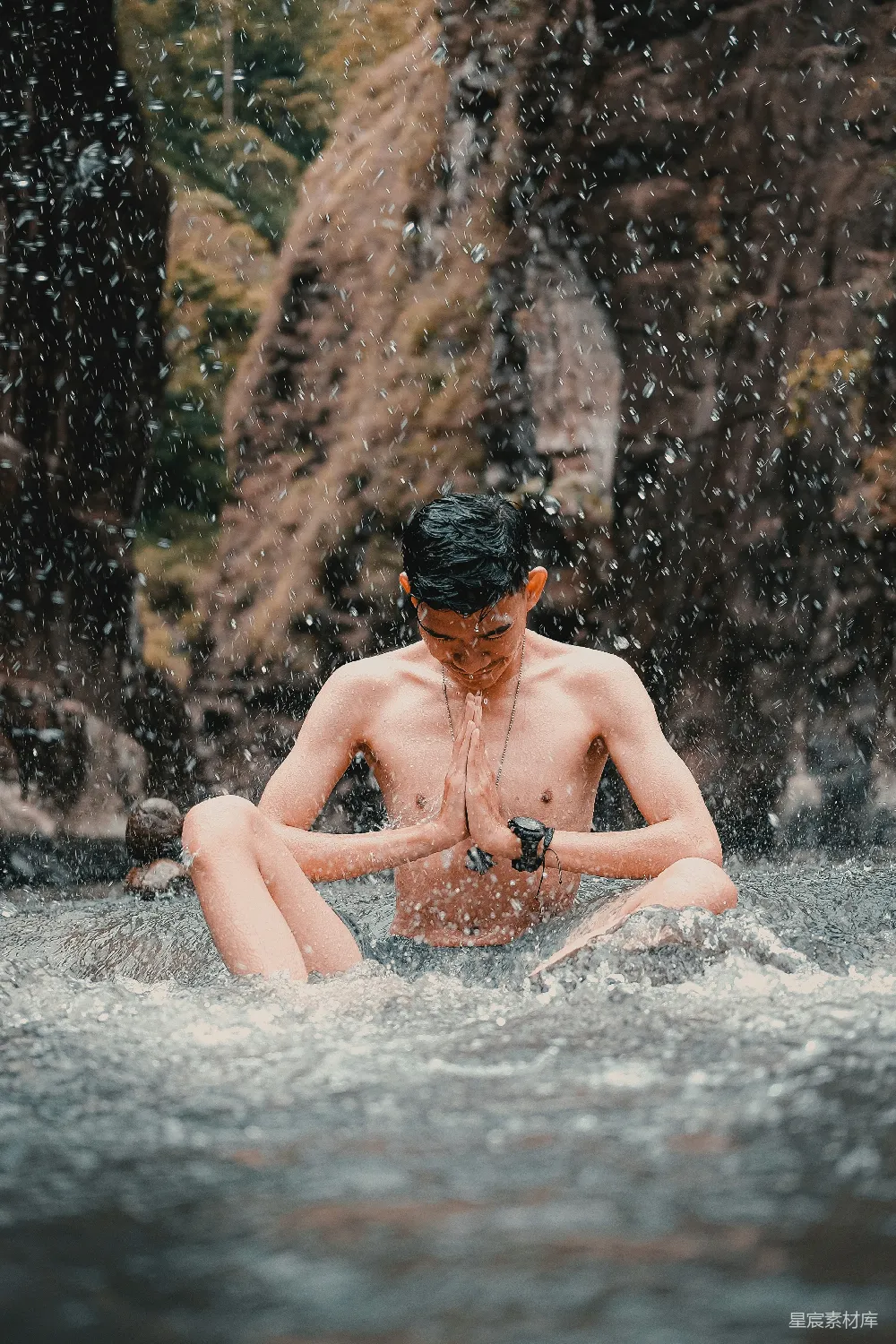高清摄影 一个男人坐在水体中