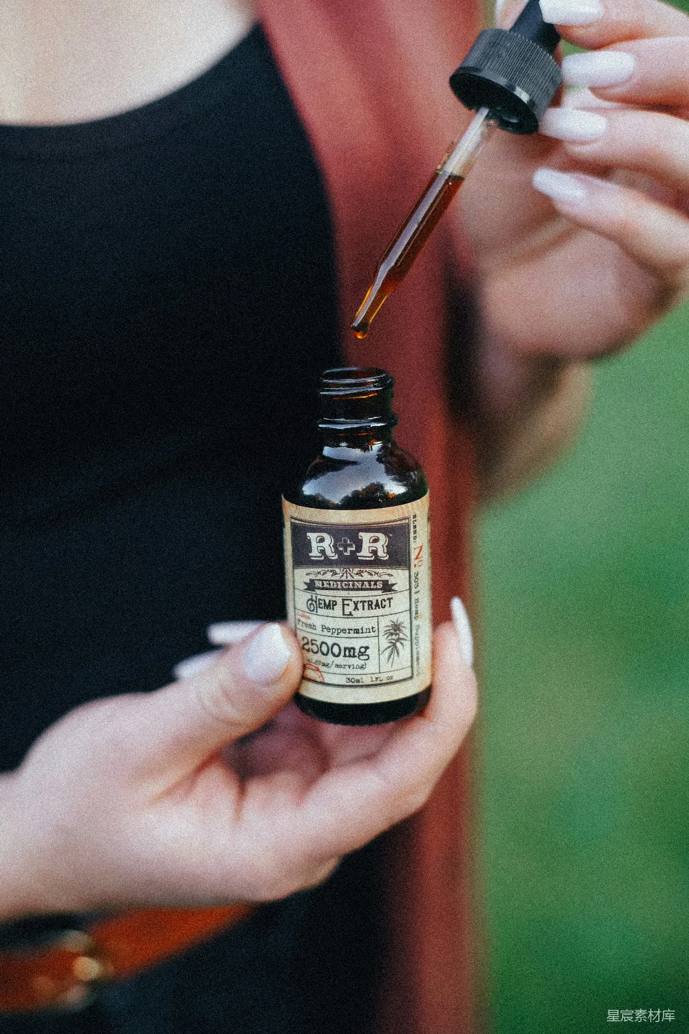 高清摄影 手持滴管瓶的人