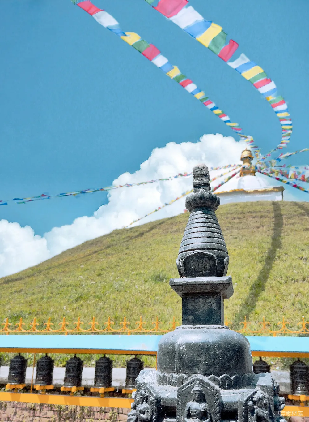 高清摄影 壁纸 旅行 山脚下有许多旗帜在空中飘扬的一幅景象