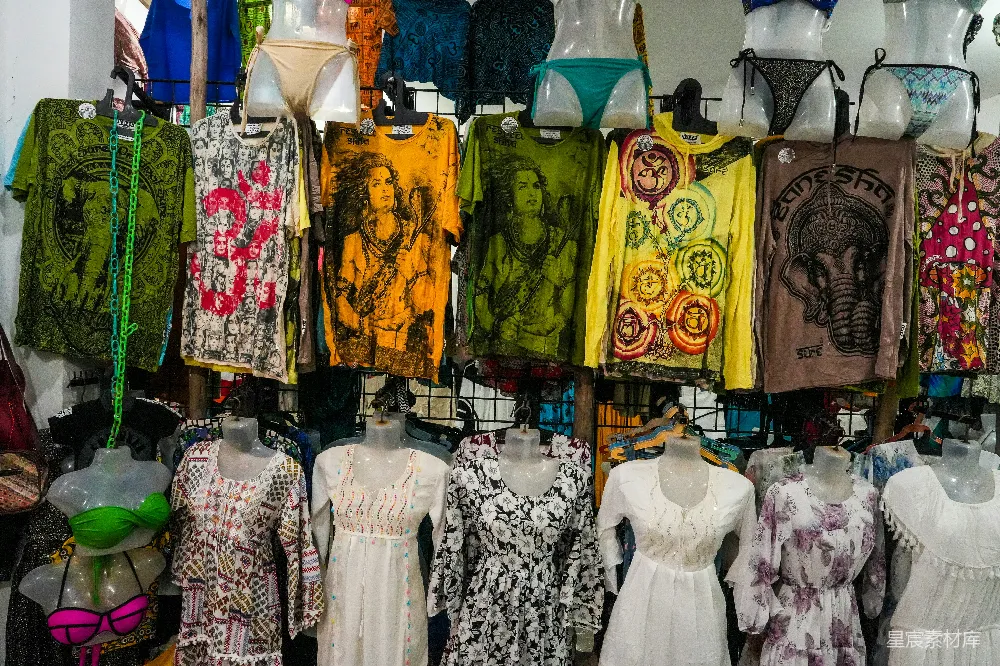 高清摄影  色彩斑斓的衣服和泳衣展示在货架上。