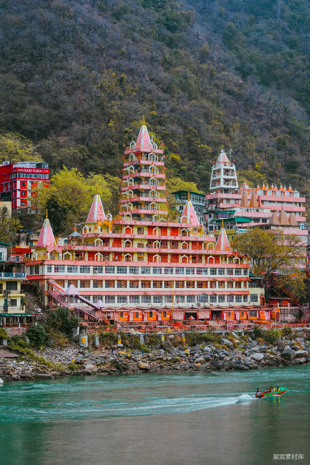 高清摄影 一艘船沿河向一座高大建筑物驶去