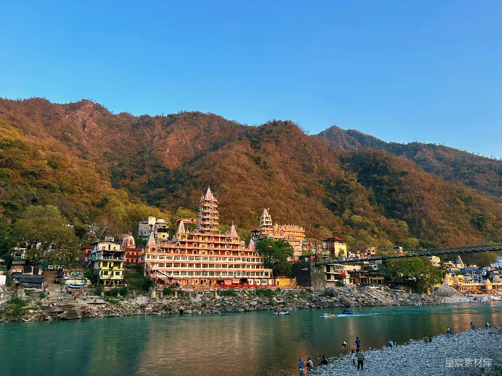 高清摄影 一幅山镇风景画，山中有河流贯穿其中
