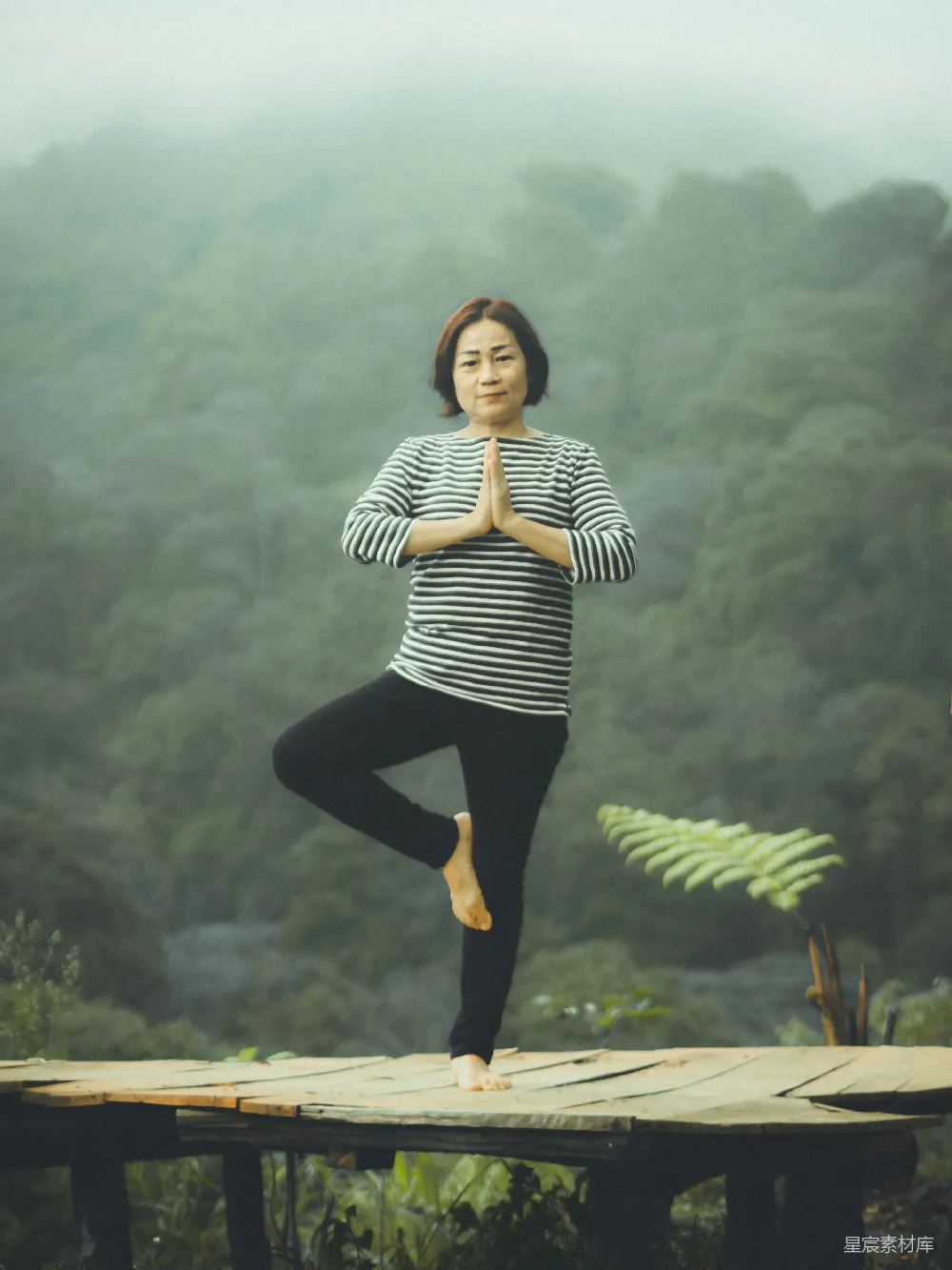 高清摄影  白天妇女在做运动