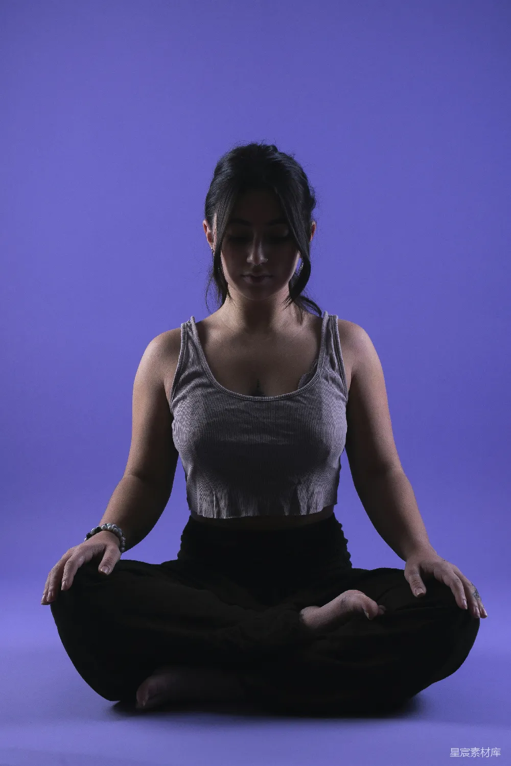 高清摄影 人物 一个女人坐在瑜伽姿势的中间