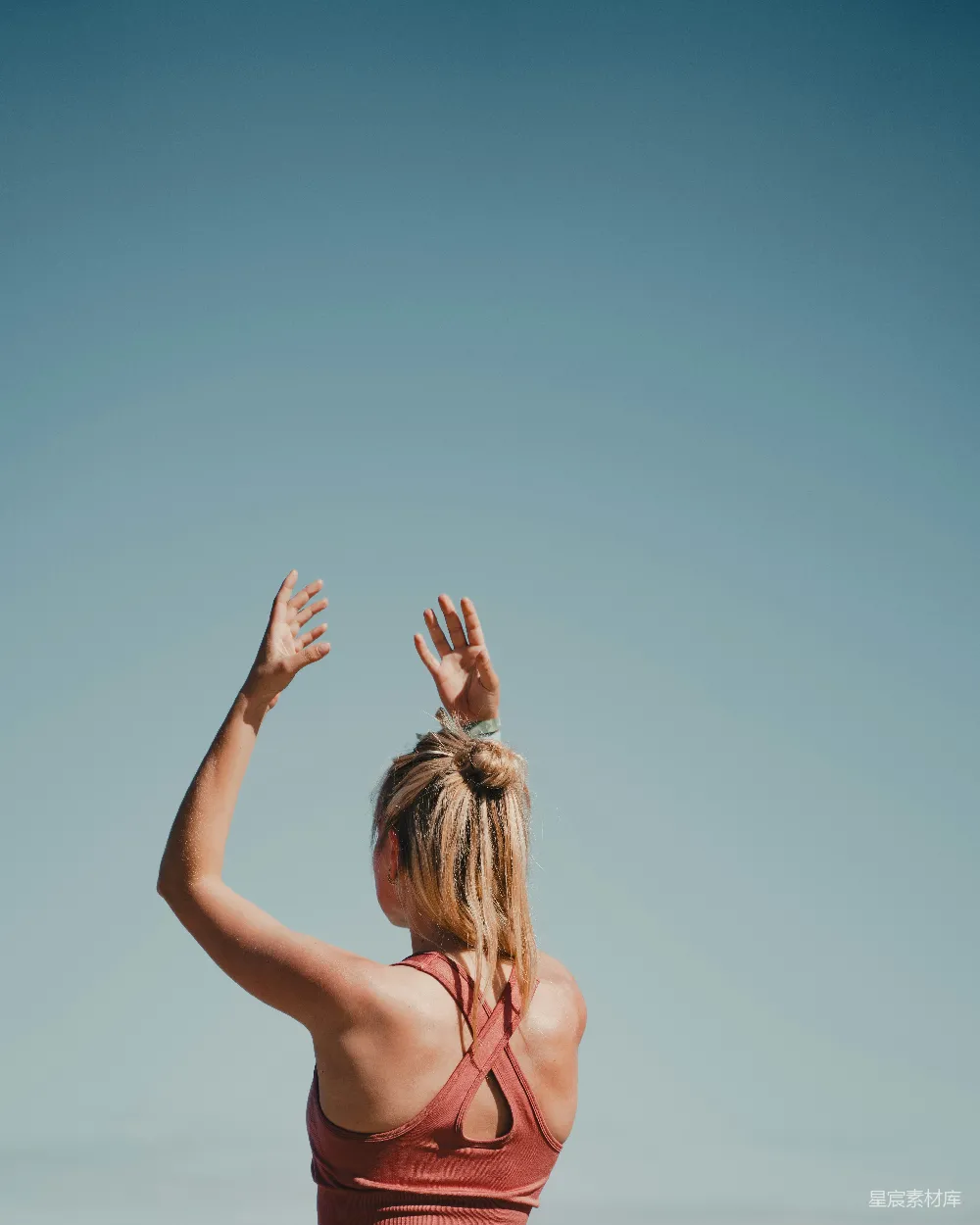 高清摄影 一个穿着红色T恤的女人向上伸手到天空中