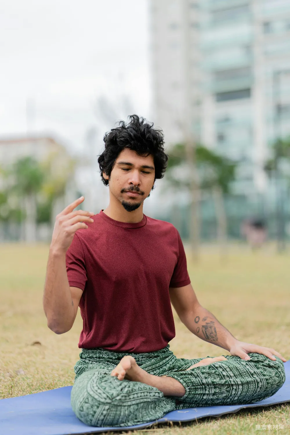 高清摄影 地上坐着一个人
