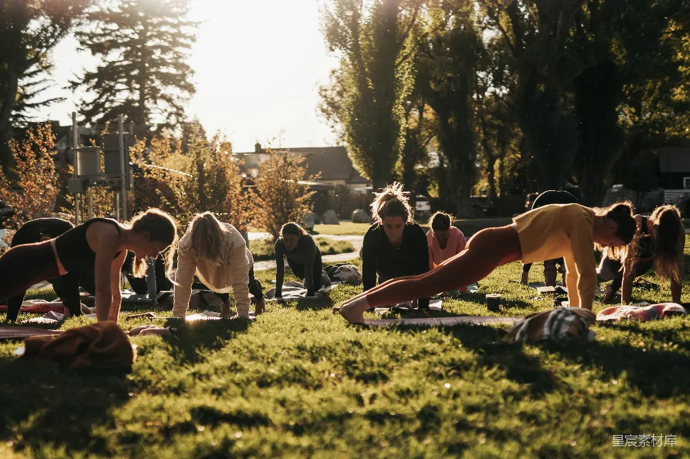 高清摄影 公园里一群人在做瑜伽