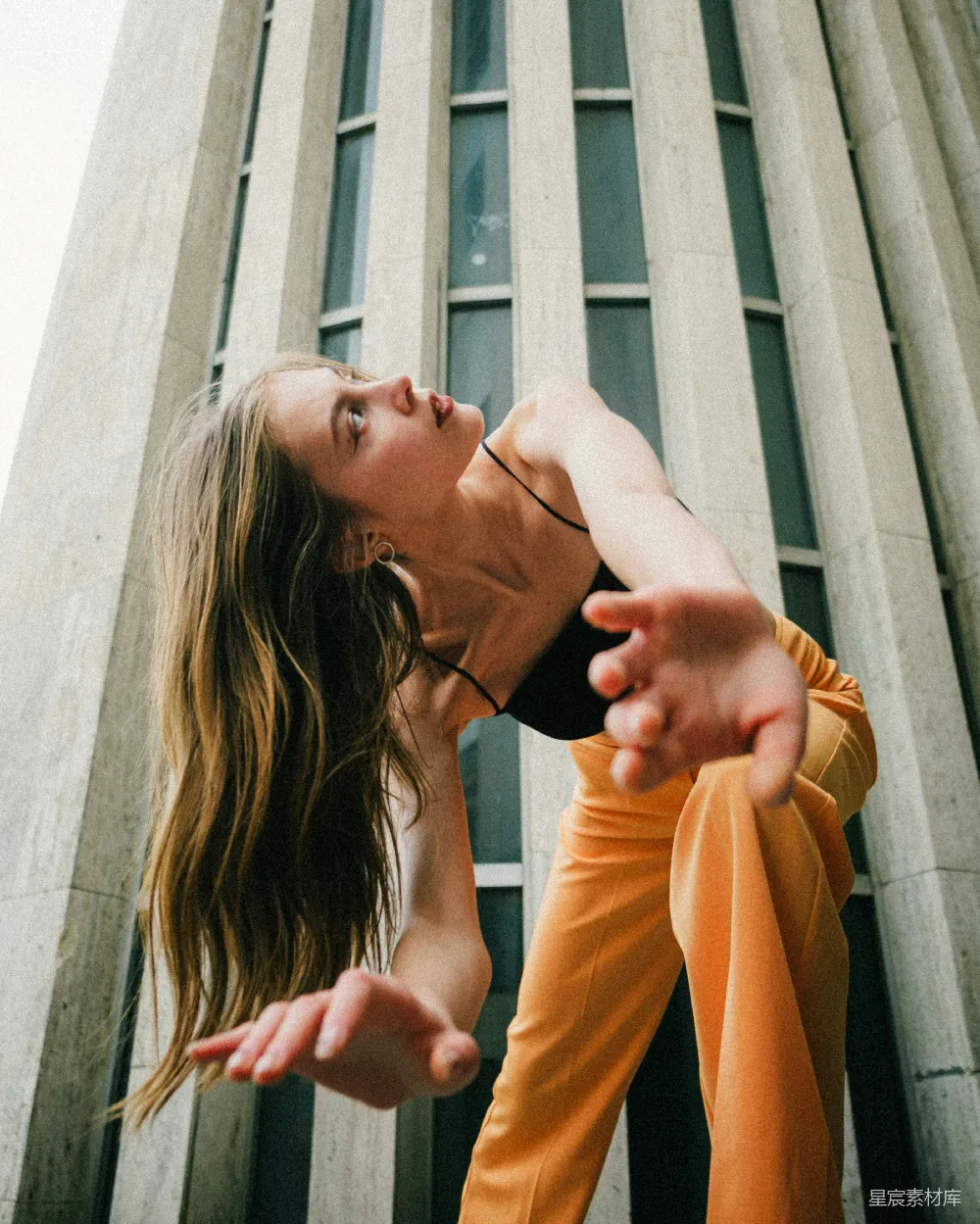 高清摄影  一个女人正在一座高楼前做倒立