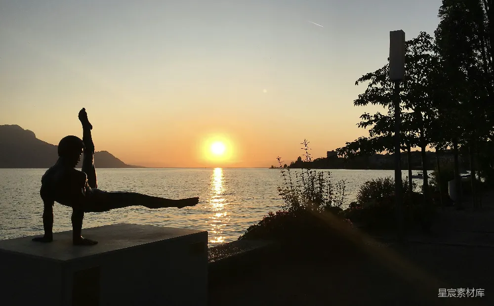 高清摄影 夕阳下的男子健身活动轮廓图景