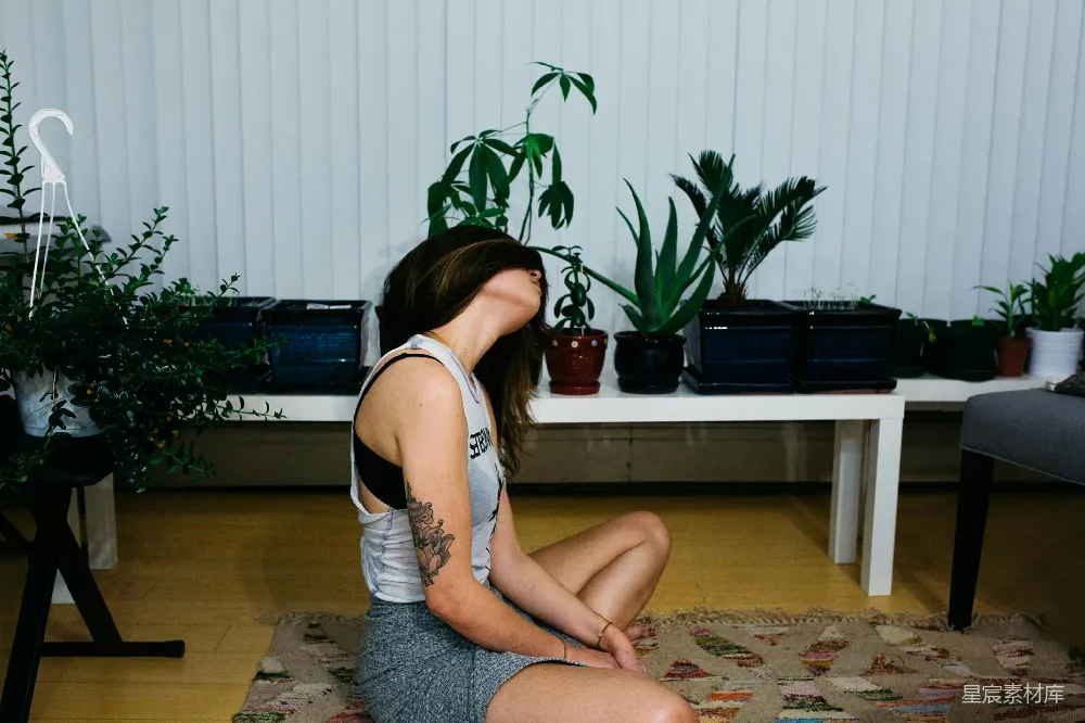 高清摄影  女人坐在靠近桌子的 Area Rug 上