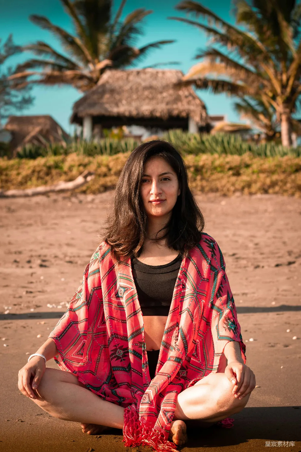高清摄影 黑上衣和黑短裤的女人在海滩上日间坐在沙滩上，穿着黑色上衣和黑色短裤的印度女人。
