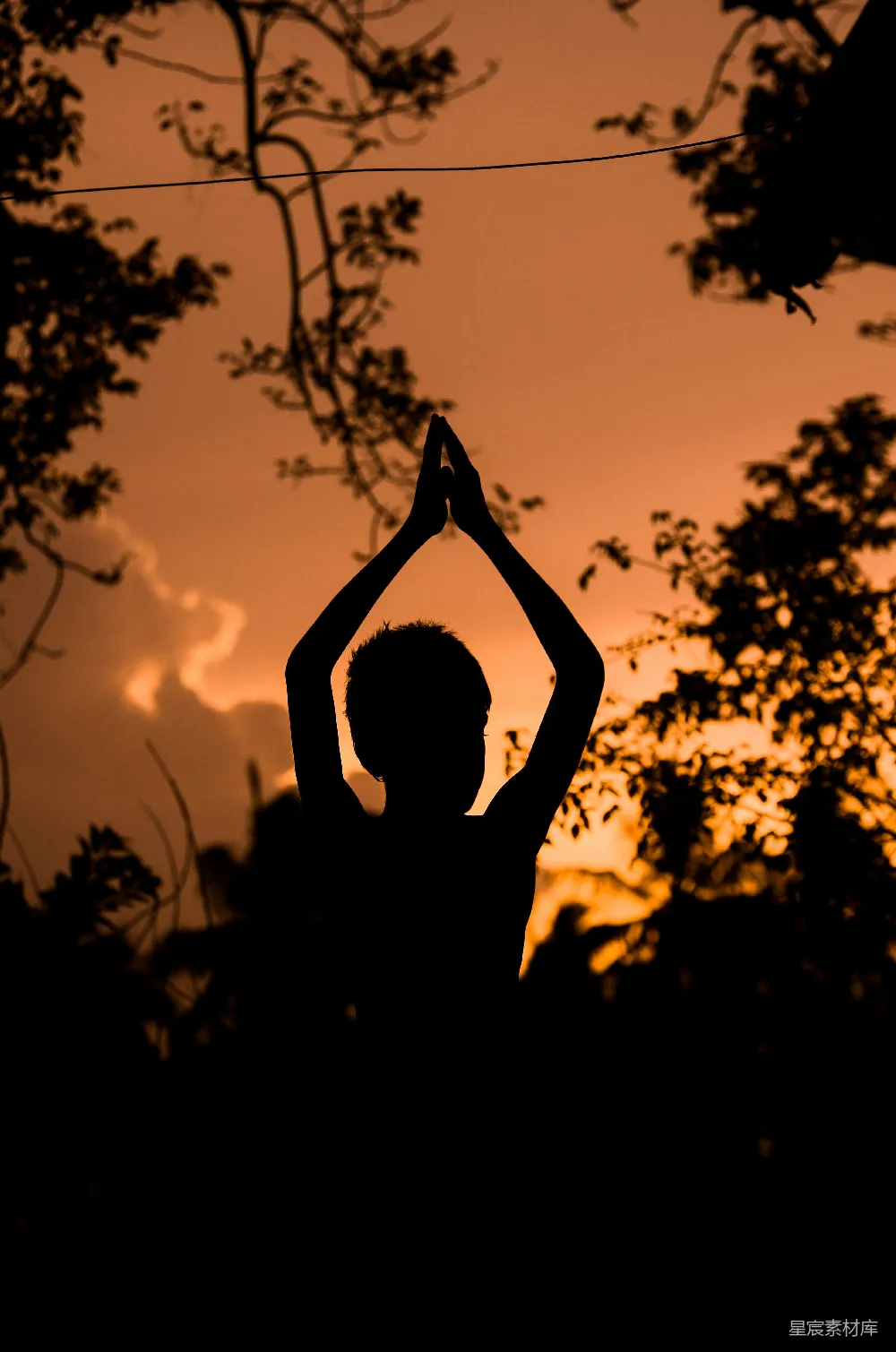 高清摄影 一个人举着手在前方的夕阳前