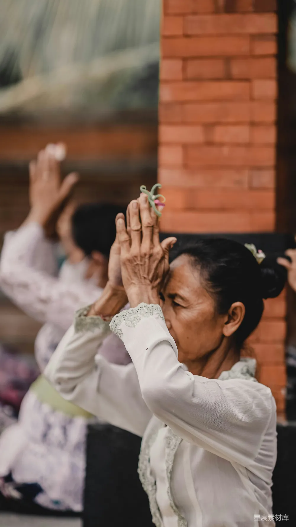 高清摄影  一个穿白色连衣裙的女人举起了她的双手