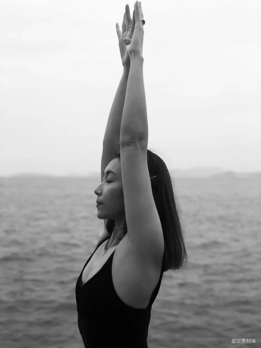 高清摄影 女人举起双手的黑白摄影
