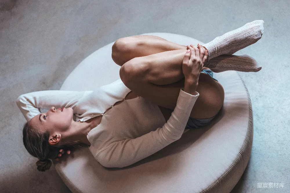 高清摄影 白色上衣的女人躺在圆形表面上