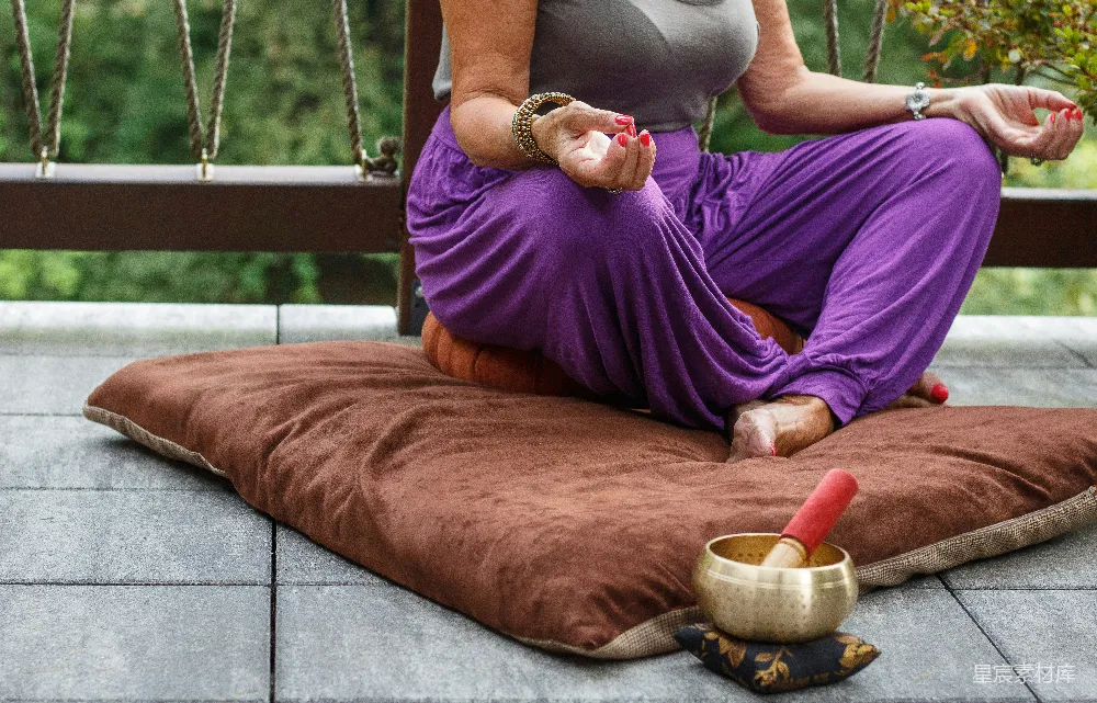 高清摄影 身穿紫色衣服的女子坐在灰色的扶手椅上