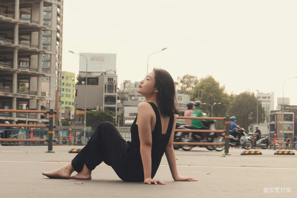 高清摄影 一个女人坐在城市中央的地上