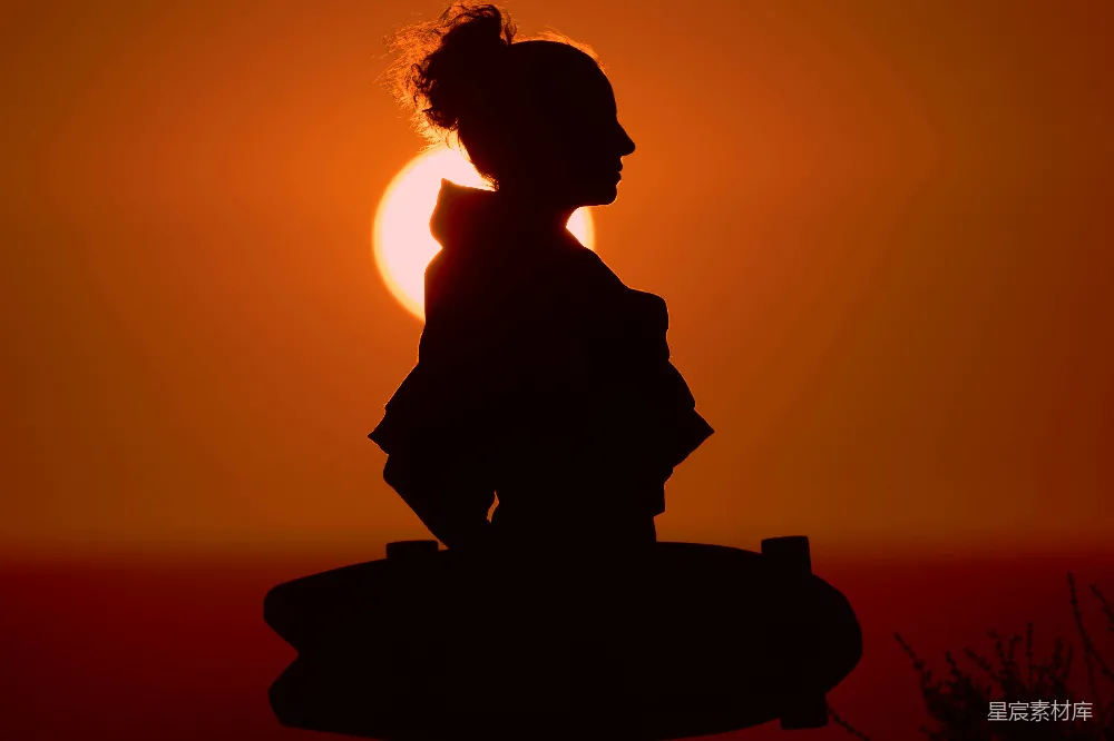高清摄影 一个女人站在太阳前的轮廓