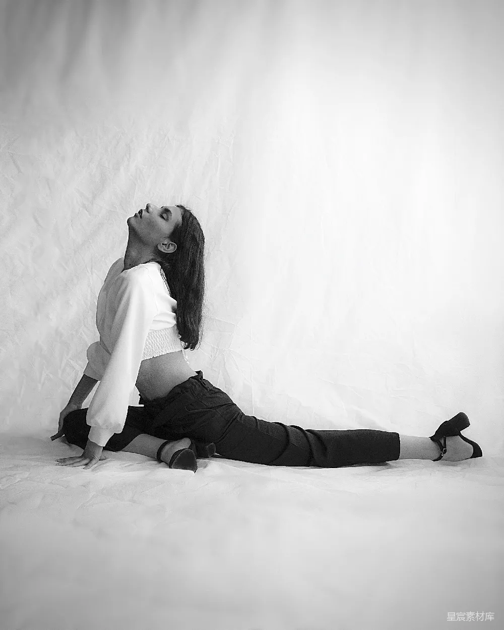 高清摄影 白色长袖衬衫和黑色裤子的女人坐在白色的混凝土墙上