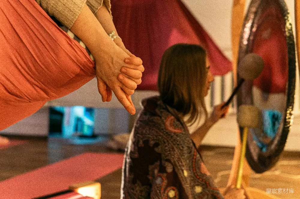 高清摄影 人物 实验性 一个女人牵着一个孩子的手站在镜子前