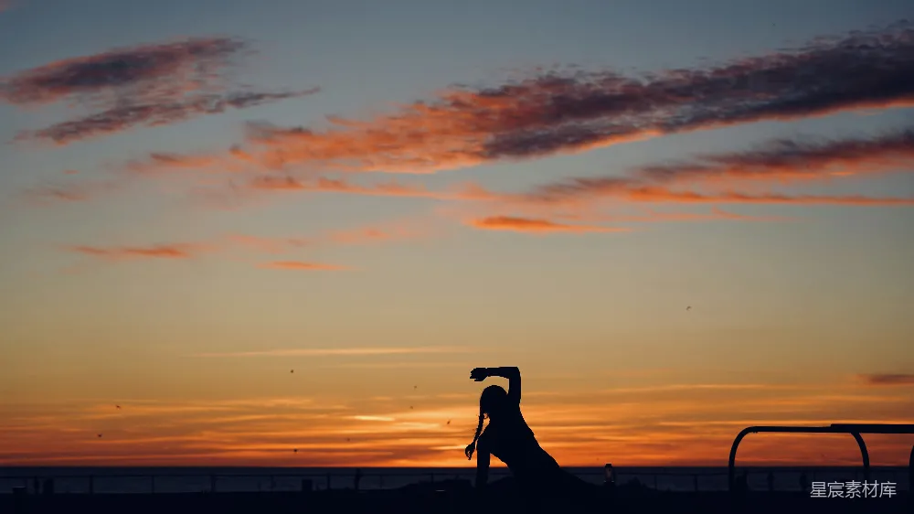 高清摄影 夕阳下海滩上站立的人的轮廓
