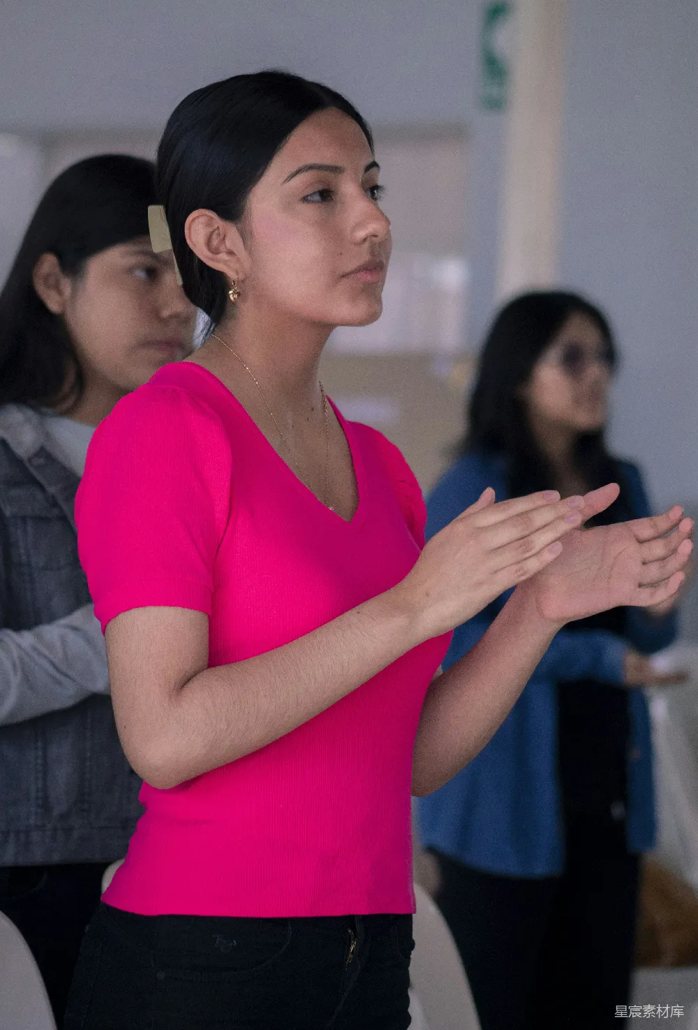 高清摄影 一个女人站在一群人面前