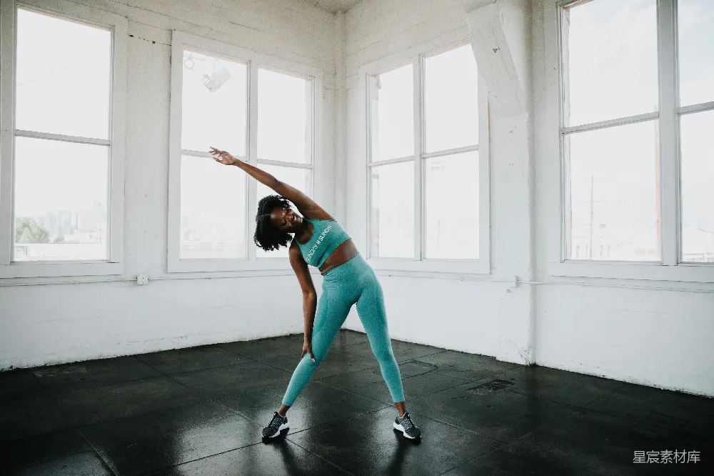 高清摄影 一个穿蓝色运动bra和 leggings 的女人正在做瑜伽姿势