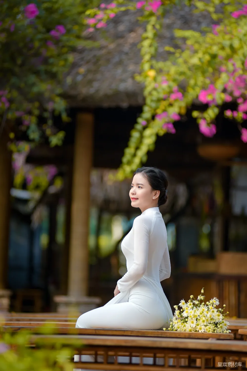 高清摄影 白色长袖连衣裙的女人站在一座棕色混凝土建筑附近，白天。