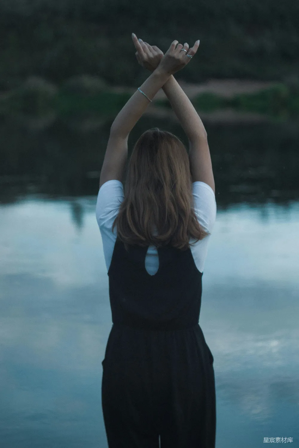 高清摄影 一个女人站在一片水域面前